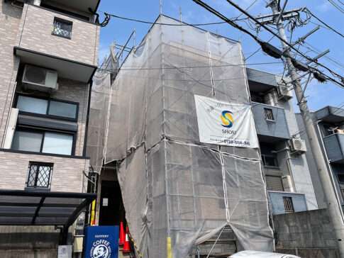 アパート塗装中